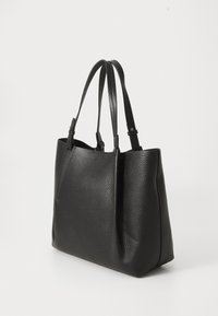 Schwarze Ledertasche mit strukturierter Oberfläche, ausgestattet mit zwei langen Griffen und einem offenen Design. Abgerundete Ecken und minimale Hardware-Akzente.