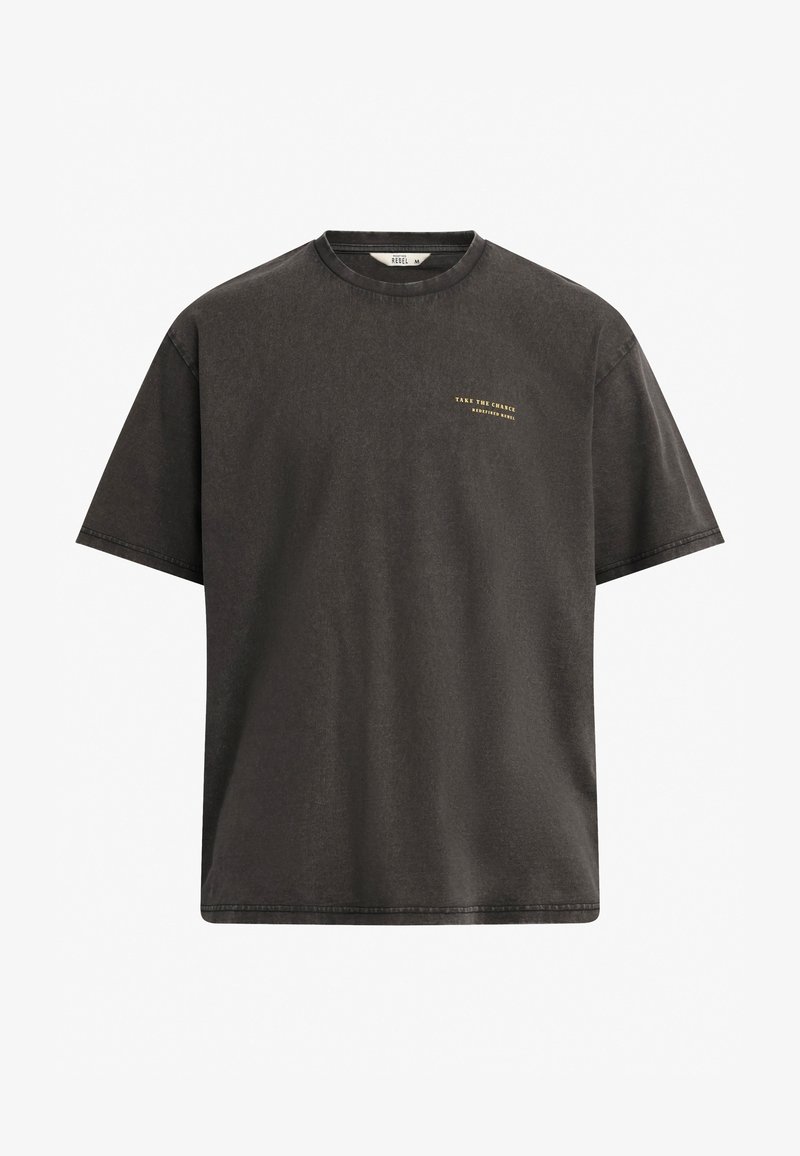 T-shirt grigio scuro a maniche corte con scollo rotondo. Presenta una piccola stampa di testo dorato sul frontale. Materiale in cotone morbido con vestibilità rilassata.