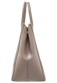 Bolso estructurado en topo, fabricado en piel texturizada, con dos asas superiores y un cierre de cremallera seguro, con acentos de hardware en tono dorado.