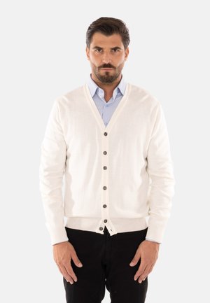 Cardigan bianco realizzato in un tessuto morbido, con scollo a V, chiusura frontale con bottoni scuri e polsini e orlo a costine.