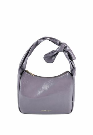 Glanzende grijze Valentino handtas met een geknoopte band en een gouden ritssluiting bovenop, met het Valentino-logo in goud op de voorkant.