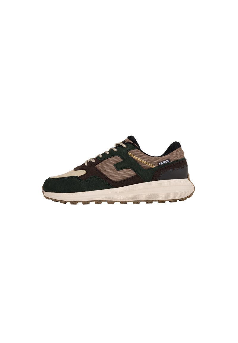 Sneaker mit einem Obermaterial aus grüner Wildleder, braunen Mesh-Akzenten, beiger Sohle und schwarzen Details. Auffällige Schnürung und markantes Logo an der Seite.