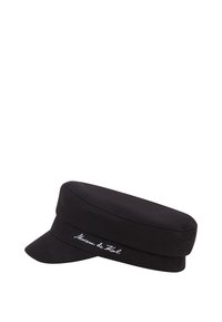 Bonnet en laine noir avec une couronne plate et une visière courte, présentant un logo brodé blanc sur le côté. Texture lisse, forme structurée.
