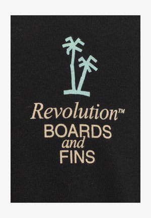 Zwarte stof met witte en mintgroene tekst "Revolution™ BOARDS and FINS." Begeleid door twee palmboomgraphics.