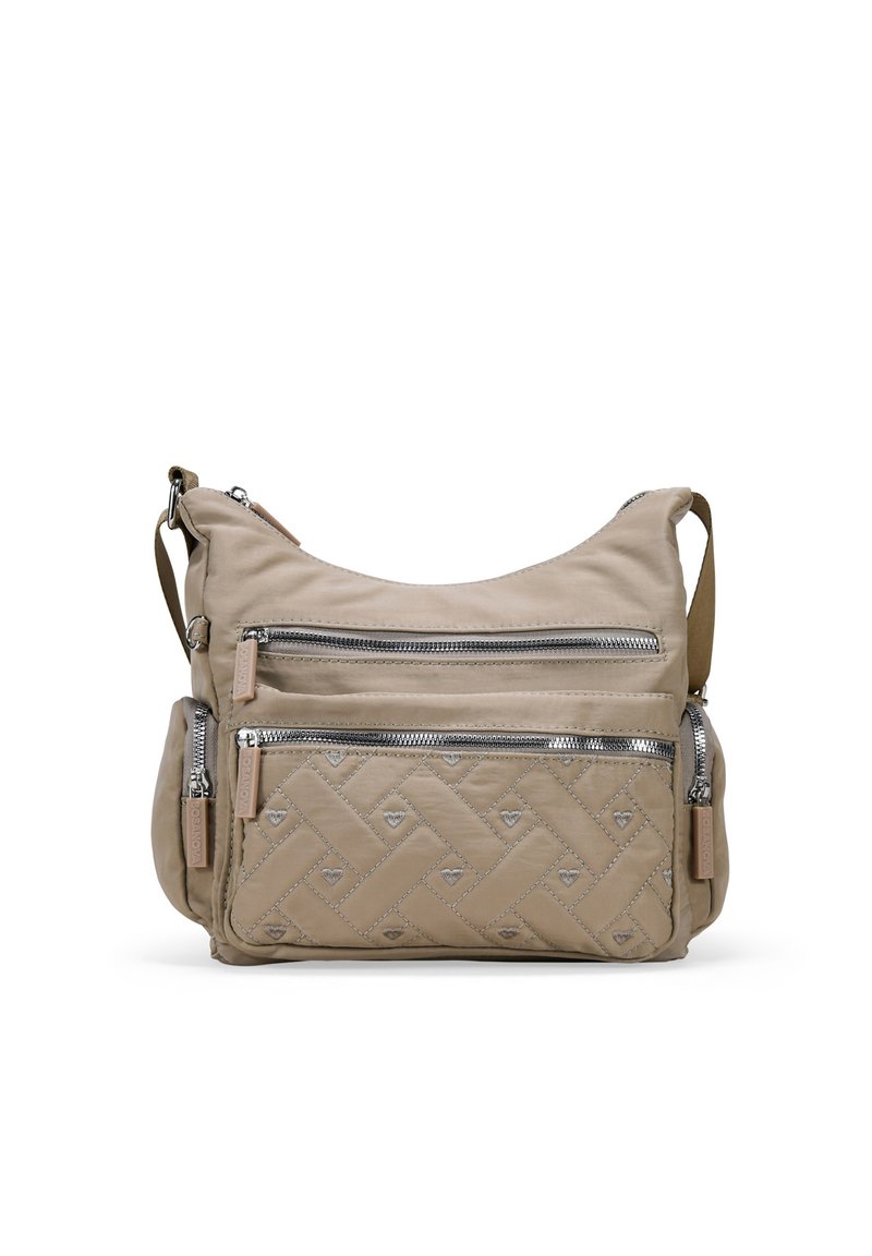 Bolso de hombro acolchado en color beige con múltiples bolsillos de cremallera plateados y correa; presenta un patrón de corazones en el bolsillo frontal y una textura suave.