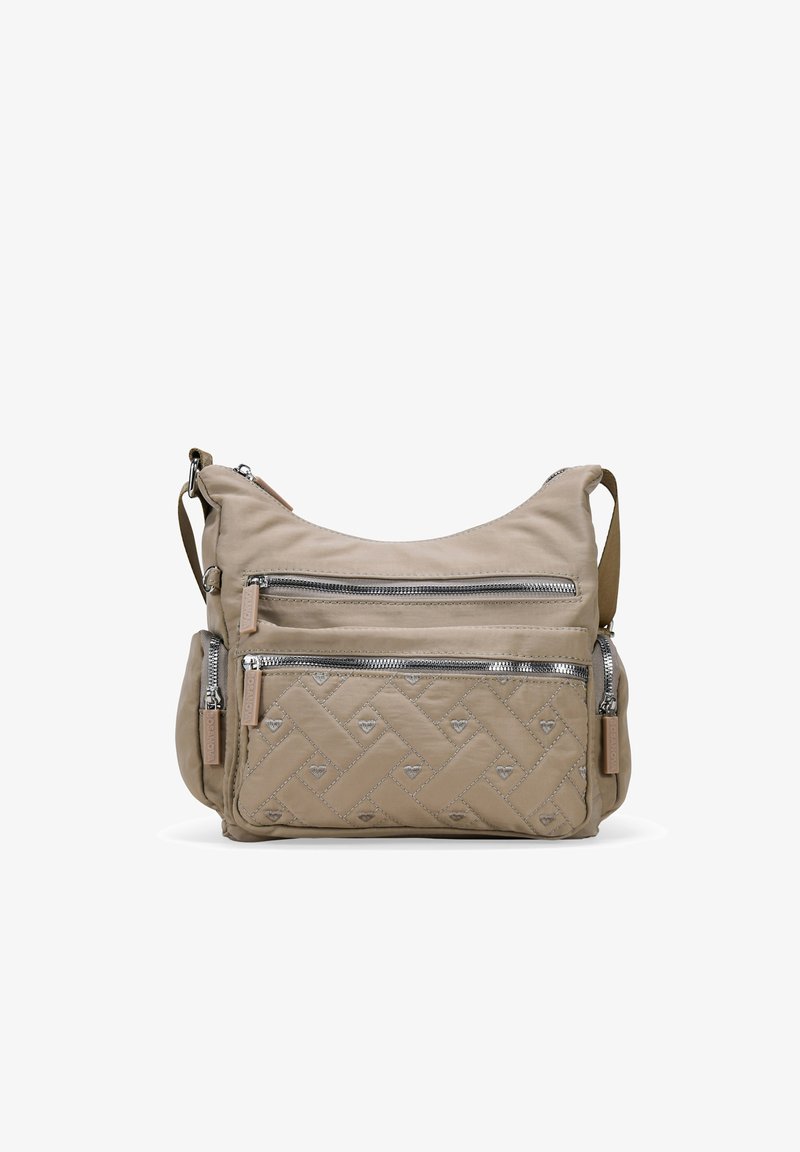 Bolso de hombro acolchado en color beige con múltiples bolsillos de cremallera plateados y correa; presenta un patrón de corazones en el bolsillo frontal y una textura suave.