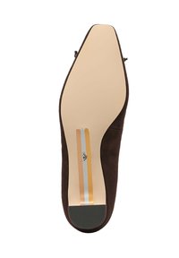 Suola di scarpa in suede marrone con un design affusolato, caratterizzata da un'area beige lucida con due strisce in contrasto—oro e argento—e un tacco nero testurizzato.