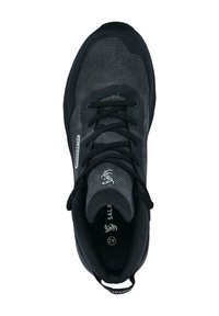 Schwarzer Sportschuh mit strukturiertem Obermaterial, das ein Mesh-Design aufweist, runden Schnürsenkeln, einem gepolsterten Kragen und einem Logo an der Seite.