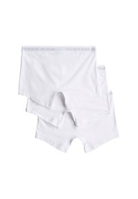 Weiße Baumwoll-Boxershorts mit glatter Textur und breitem grauem Bund mit dem G-STAR RAW Logo. Drei Stücke in einer gestapelten Anordnung angezeigt.