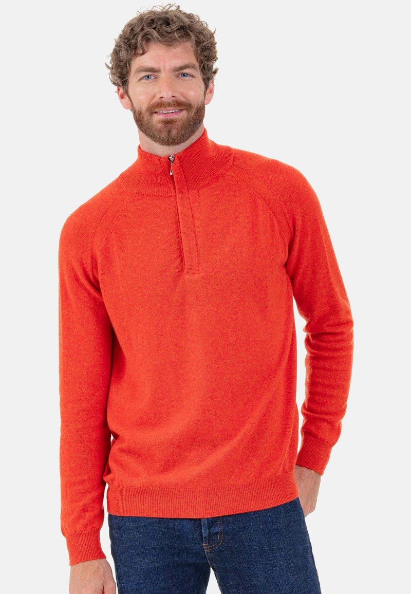 Roter Strickpullover mit Reißverschluss, aus gestricktem Stoff, mit Stehkragen und gerippten Bündchen. Glatte Textur mit figurbetontem Schnitt.