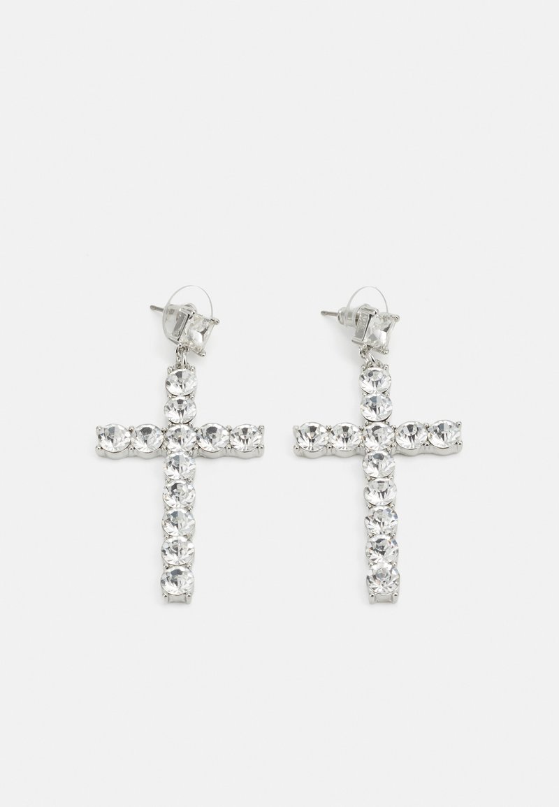 Boucles d'oreilles pendantes en forme de croix, chacune réalisée avec des pierres précieuses claires, rondes et carrées, serties dans un métal couleur argent.