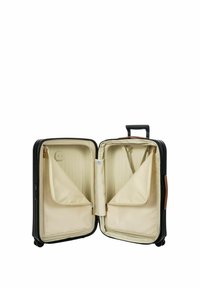 Valigia rigida nera con dettagli in pelle color cuoio, scomparti con cerniera e foderatura interna beige. Presenta quattro ruote e un manico estraibile.