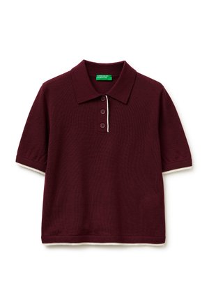 Burgundowa koszulka polo z krótkim rękawem z trzema guzikami, białym wykończeniem na rękawach i dole oraz zieloną metką "United Colors of Benetton" wewnątrz kołnierza.