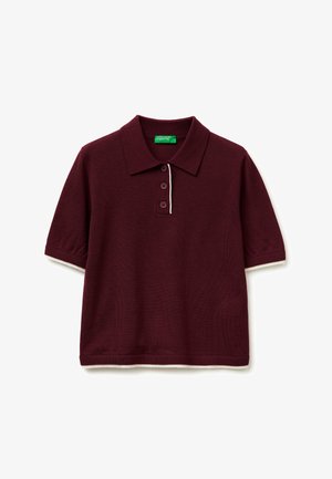 Burgunderrotes kurzärmliges Poloshirt mit drei Knöpfen, weißem Besatz an Ärmeln und Saum sowie einem grünen "United Colors of Benetton"-Label im inneren Kragen.