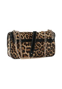 Rektangulær leopardmønstret håndtaske med sort kant og to guldkæde skulderremme, set i skrå vinkel på hvid baggrund.