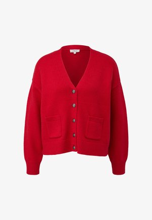 Rode gebreide cardigan met een diepe V-hals, sluiting met vijf knopen en twee voorkruiken. Zachte textuur, losse pasvorm, geribbelde manchetten en onderrand.