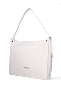 Borsa a spalla in pelle sintetica bianca con finitura liscia, un'unica tracolla regolabile e un accento con logo dorato sul fronte.