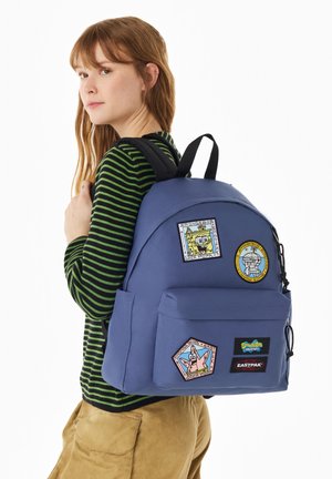 Eastpak, SAC À DOS EASTPAK DAY PAK'R SPARK BLACK UNISEX - Sac à dos - bikini patches