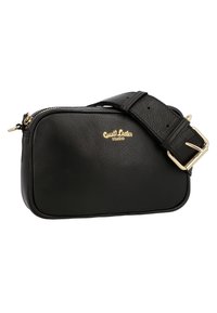 Borsa a tracolla nera in pelle con superficie strutturata, forma rettangolare, dettagli in oro e tracolla regolabile.