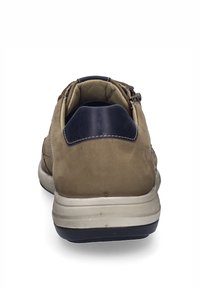 Baskets en daim marron avec un empiècement en cuir bleu marine au niveau du talon, un dessus texturé et une semelle en caoutchouc blanche et bleu marine. Présente des détails de laçage et de couture.