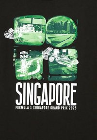 Cztery zielonkawe panele przedstawiające samochody Formuły 1 ścigające się ulicami Singapuru, z drapaczami chmur w tle.