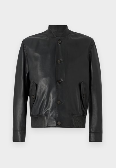 Μαύρη δερμάτινη τζάκετ bomber με ριμπ γιακά, εμπρός κλείσιμο με κουμπιά και πλαϊνές τσέπες. Λείος συνδυασμός υφής και κομψός σχεδιασμός.