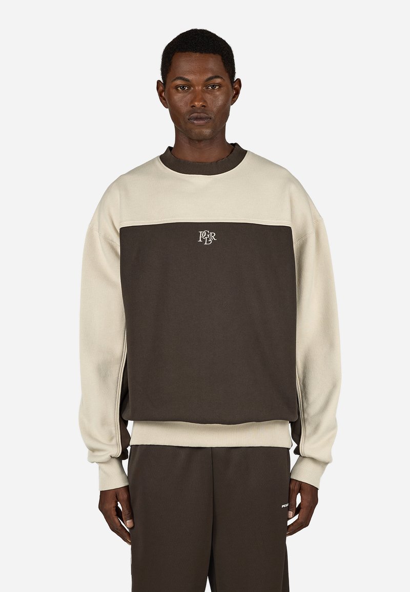 Mikina s kulatým výstřihem s béžovým vrškem a tmavě hnědým spodním dílem, s texturovanou látkou a předním logem v kontrastní barvě.