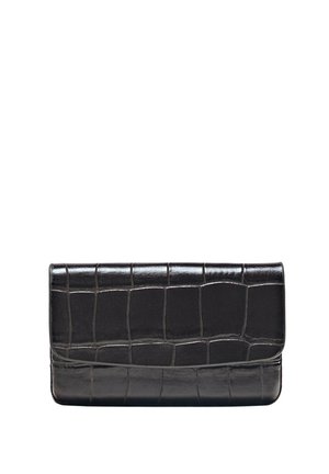 Pochette rectangulaire noire avec texture peau de crocodile et fermeture à rabat sur fond blanc.