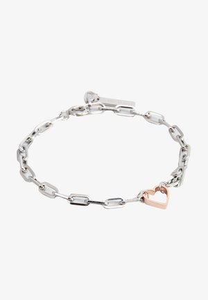 Zilveren schakelarmband met verlengde schakels en een klein rozen gouden hartbedel. Gladde textuur met een gepolijste afwerking.