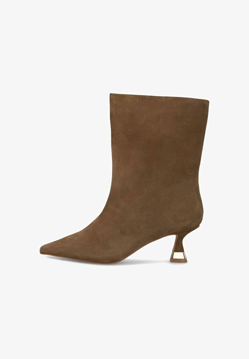 Bottine en suede marron avec un bout pointu et un talon accentué de métal unique. Texture lisse et silhouette élégante.