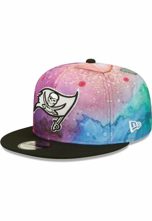 Casquette avec un motif tie-dye multicolore dans des tons de violet, rose et bleu ; elle présente une visière noire et un logo brodé d'un drapeau de pirate.