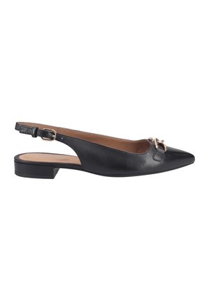 Zwart leren slingback platte schoen met spits toelopende neus en gouden gesp detail op het voorste bandje, lage hak en verstelbare enkelriem.