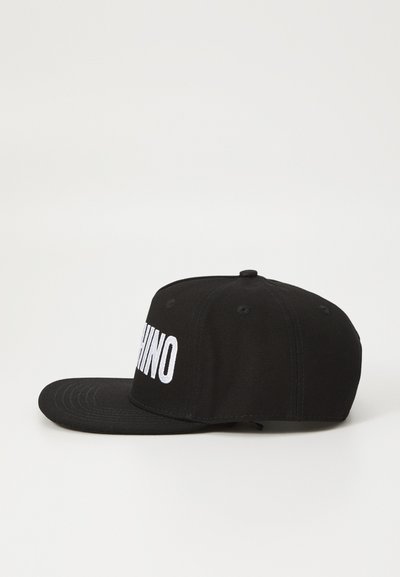 Casquette de baseball noire avec une visière rigide, ornée de texte brodé blanc à l'avant et d'un tissu texturé. Aérations latérales visibles.