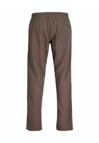 Pantaloni casual marroni con vita elastica e una tasca posteriore singola, mostrati da dietro su uno sfondo bianco.