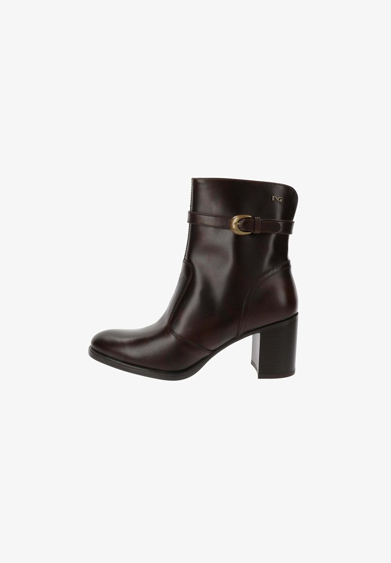 Bottines en cuir marron, avec un bout arrondi, un large talon block, un détail de boucle sur le côté et une texture lisse et élégante.