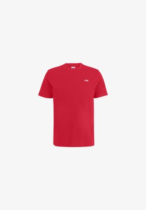 Rode T-shirt met korte mouwen van katoen, met een ronde hals en een klein wit logo op de linkerborst. Glad textuur.