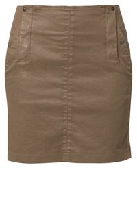 Mini-jupe en cuir marron avec une couture avant, deux poches avant et des détails de boutons près de la ceinture.