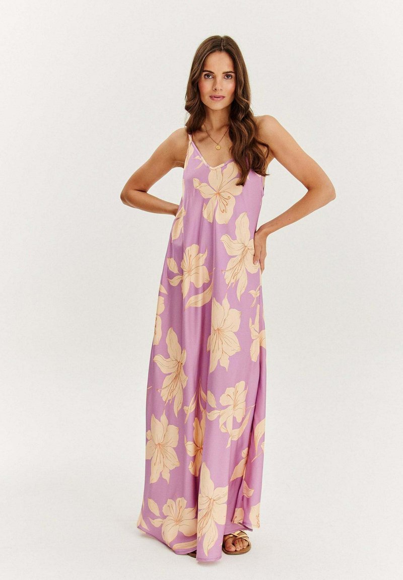 Maxi šaty v levandulové barvě s velkými béžovými květinovými vzory. Vyrobené z lehké tkaniny, s ramínky na špagety a splývavou siluetou.