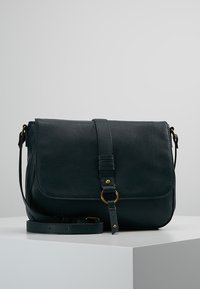 Mörkgrön lädercrossbodyväska med klaffstängning, justerbar axelrem och detaljer i guld. Slät textur, rektangulär form.