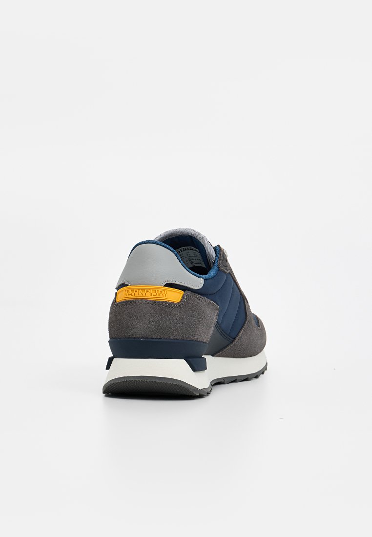 Szare zamszowe i granatowe syntetyczne sneakersy z żółtym akcentem logo na pięcie oraz teksturowaną gumową podeszwą.