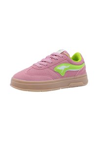Rosa Wildledersneaker mit einem hellgrünen Akzent und Logo. Verfügt über eine abgerundete Zehenpartie, gepolsterten Kragen und eine hellbraune Gummisohle.