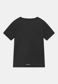 Camiseta negra de manga corta hecha de tejido ligero, con un diseño liso, cuello redondo y logo "AEROREADY" en el dobladillo.