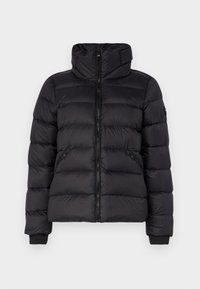 Svart pufferjakke med høy krage, glidelås og to sidelommer. Har en quiltet design og ribbede mansjetter for en tettsittende passform.