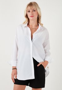 LOOSE FIT - Button-down blouse - white