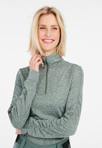 Maglia a maniche lunghe con zip e collo in tessuto verde melange, caratterizzata da maniche arricciate e una finitura texturizzata. Design pulito e sportivo.