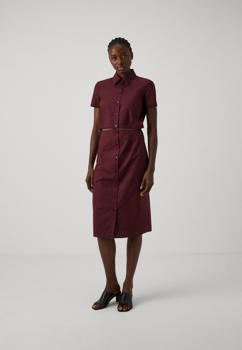 Patrizia Pepe - ABITO DRESS - Košilové šaty - dark plum, Zvětšit