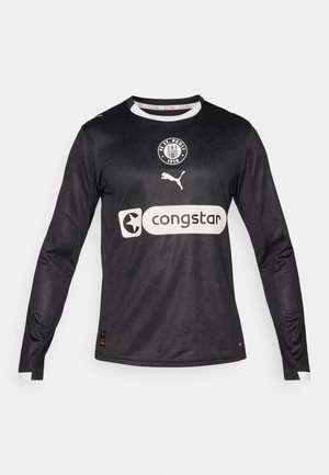 Czarna, długorękawowa koszulka futbolowa z subtelnym teksturowanym wzorem, białym kołnierzykiem i mankietami, z okrągłym logo oraz dużym nadrukiem sponsora.