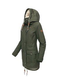 Olivengrønn parka med en hette som har faux pelsfôr, frontknapper og glidelås, to store frontlommer, og justerbare snorer.