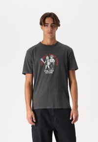 Donkergrijze katoenen T-shirt met een ronde hals, korte mouwen en een grafische print met twee figuren en tekst. Zachte textuur.