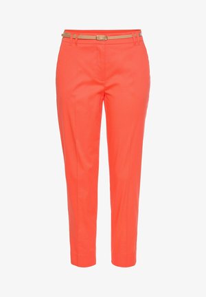 Korallefarbene Hose mit maßgeschneiderter Passform, ausgestattet mit einem beigen Gürtel und einer eleganten, glatten Textur. Gerades Bein mit Gürtelschlaufen und einem klassischen Bund.